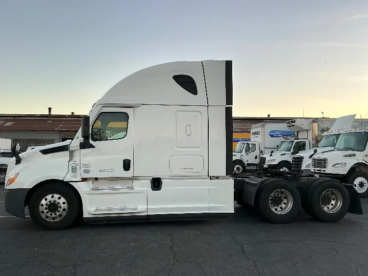 2022 Freightliner Cascadia in Torrance, CA — photo 4