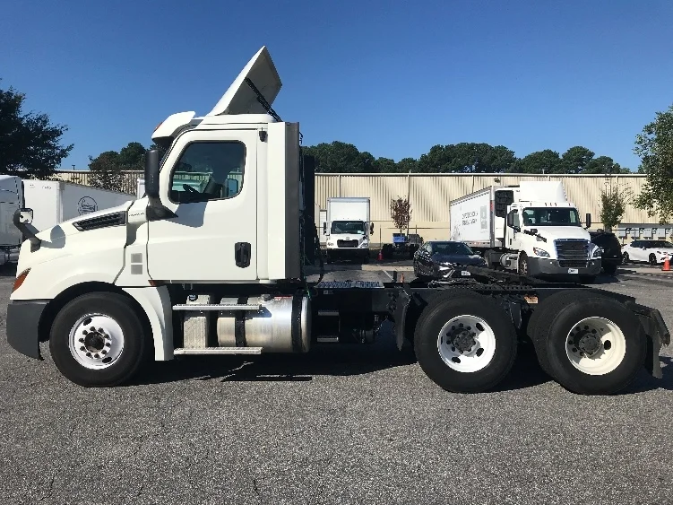 2018 Freightliner Cascadia - image 4