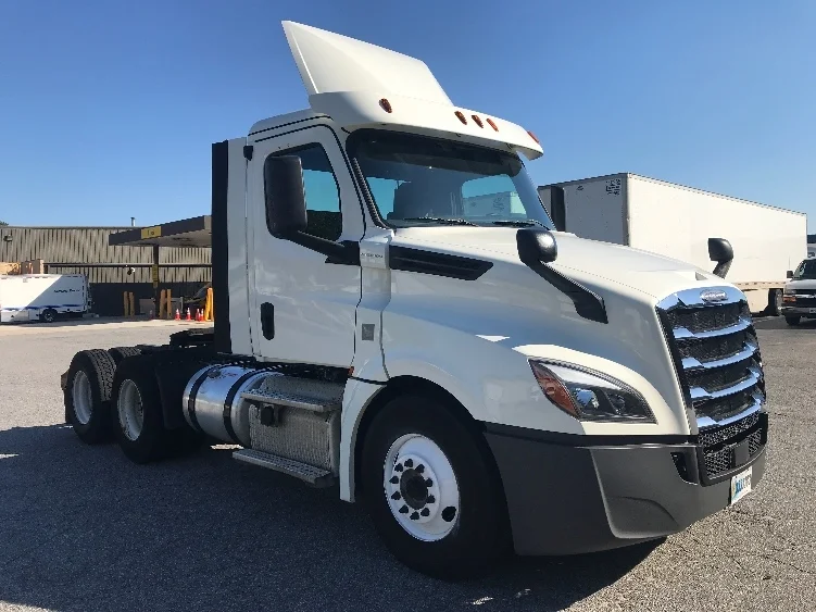 2018 Freightliner Cascadia - image 1