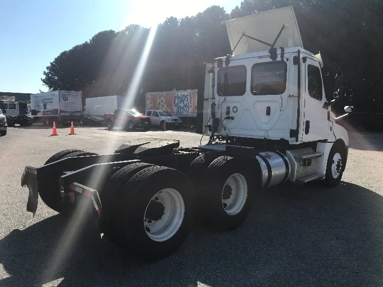 2018 Freightliner Cascadia - image 7
