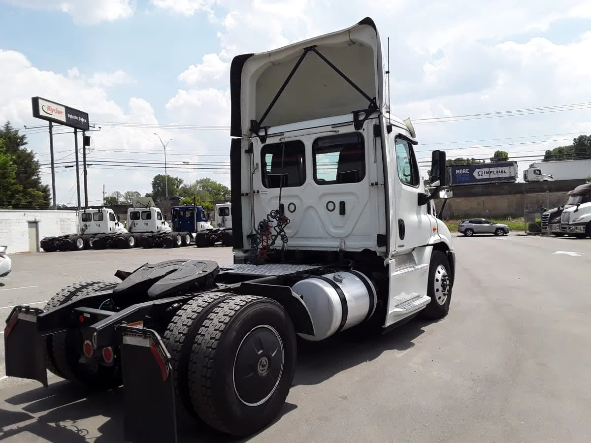 2019 Freightliner Cascadia in Charlotte, NC — photo 4