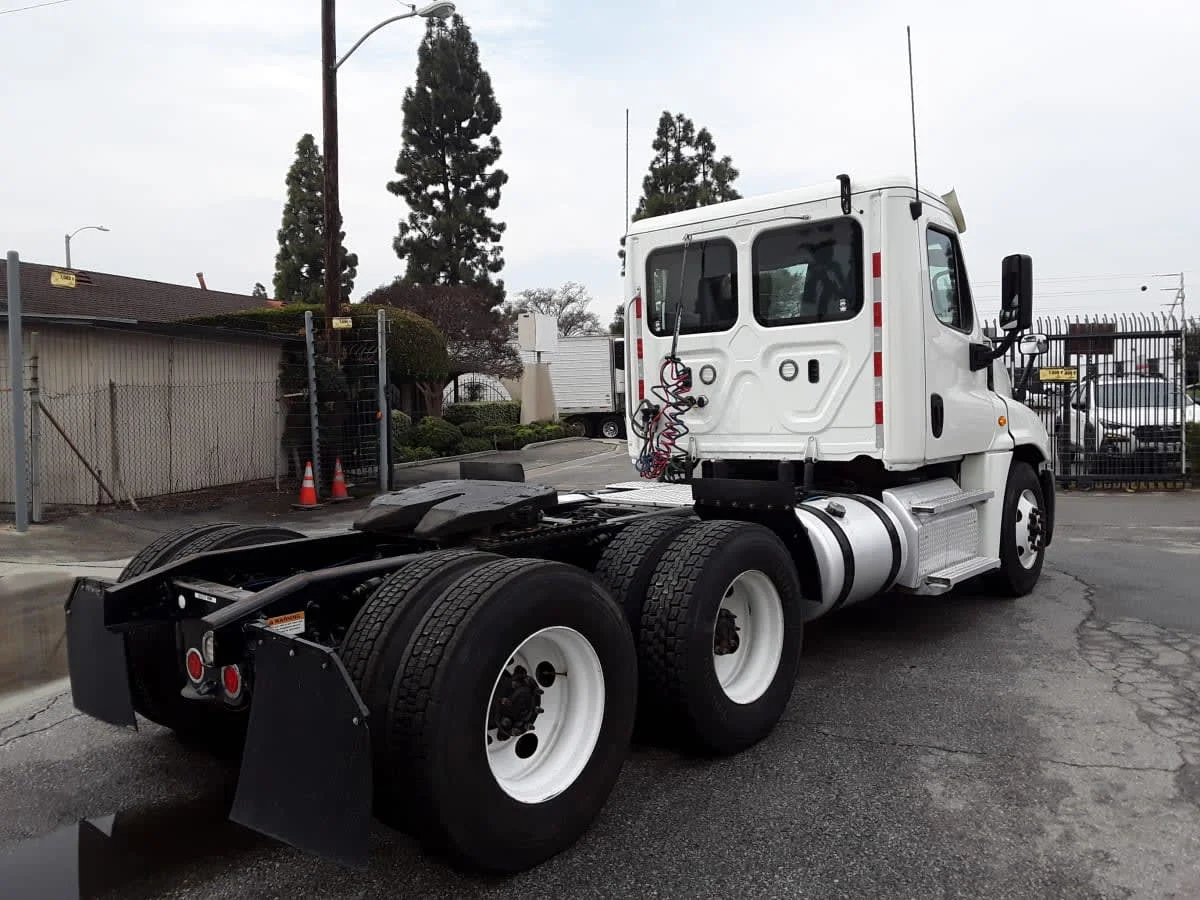 2019 Freightliner Cascadia in Montebello, CA — photo 4