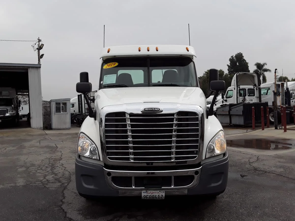 2019 Freightliner Cascadia in Montebello, CA — photo 2