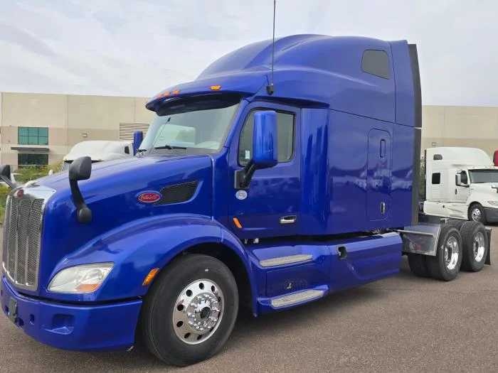 2021 Peterbilt 579 in Phoenix, AZ — photo 2