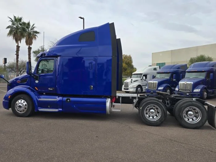 2021 Peterbilt 579 in Phoenix, AZ — photo 3