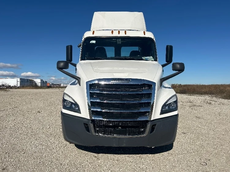 2020 Freightliner Cascadia in Sturtevant, WI — photo 2