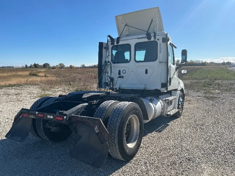 2020 Freightliner Cascadia in Sturtevant, WI — photo 7