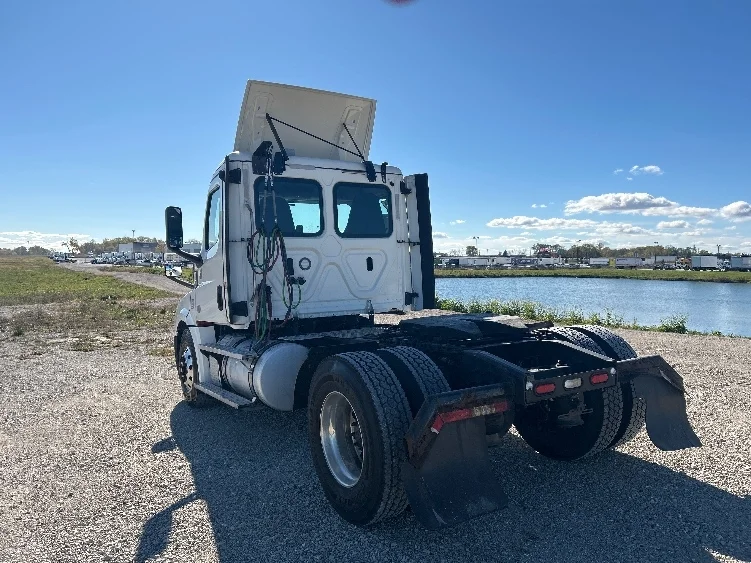 2020 Freightliner Cascadia in Sturtevant, WI — photo 5