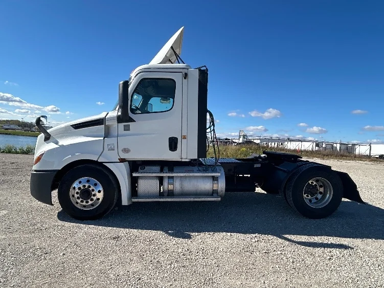 2020 Freightliner Cascadia in Sturtevant, WI — photo 4
