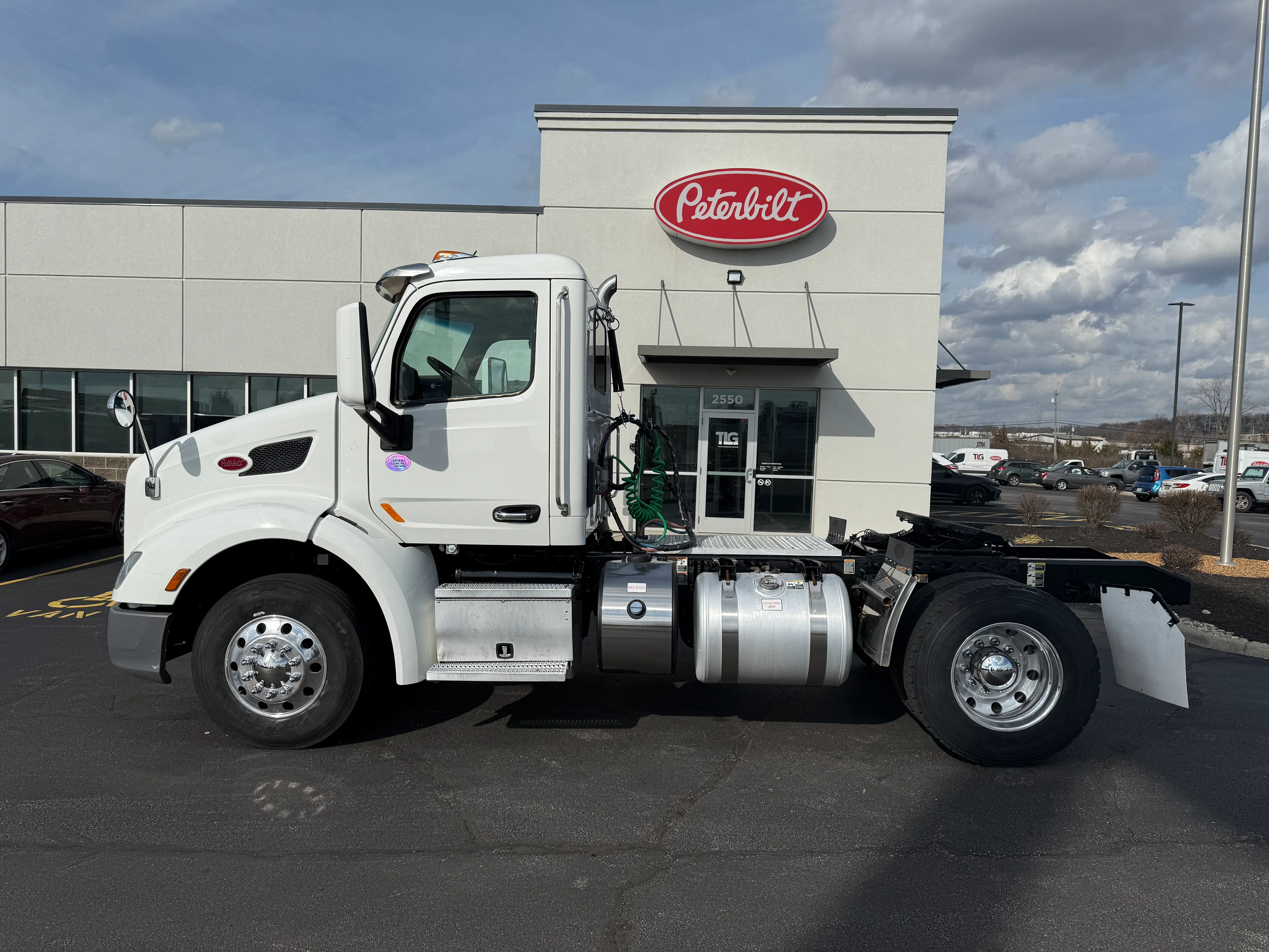 2019 Peterbilt 579 - image 2