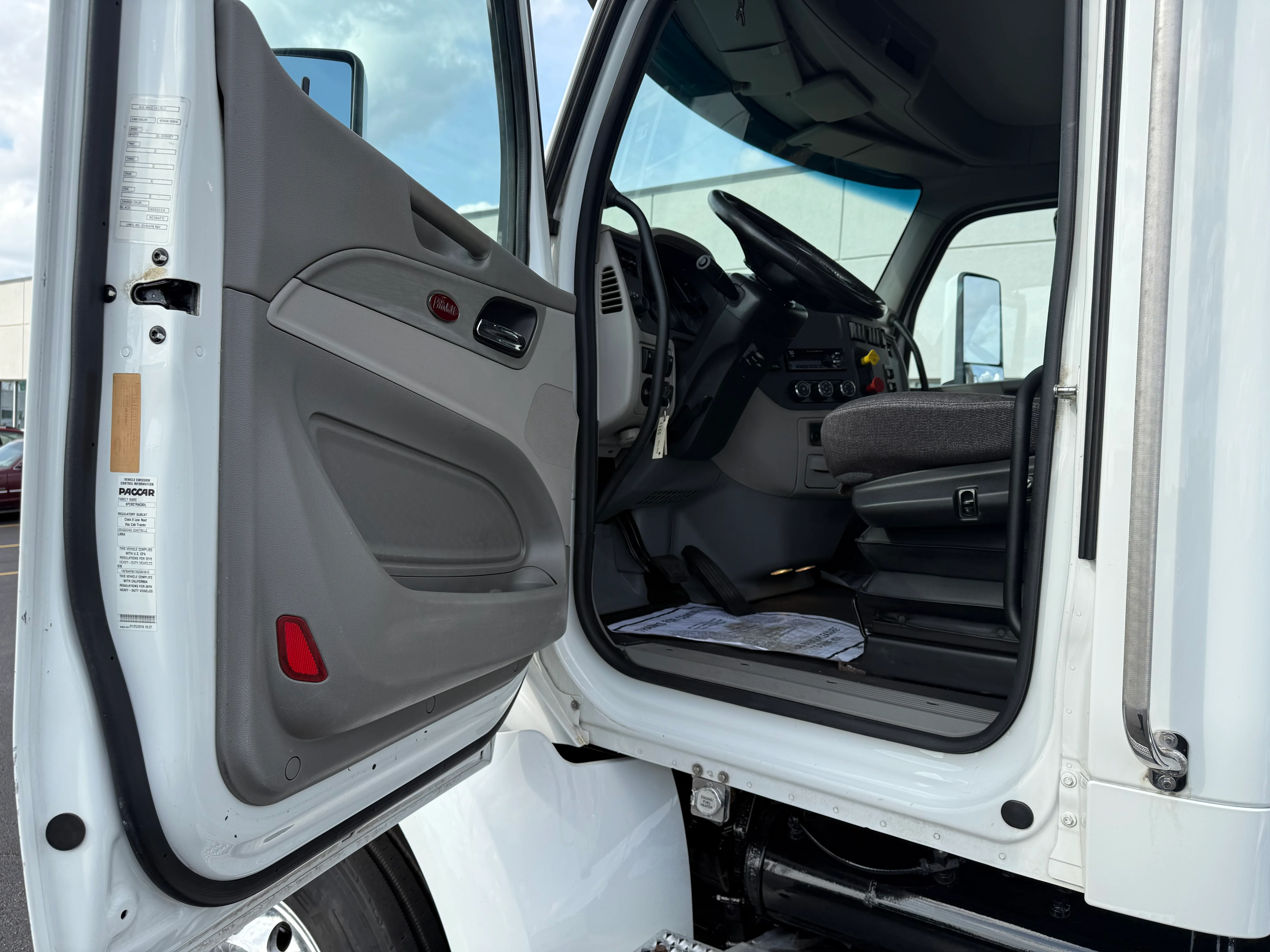 2019 Peterbilt 579 - image 14