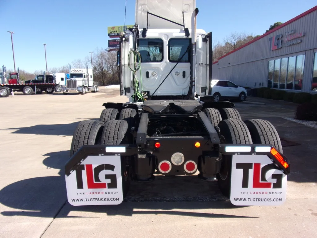 2021 Freightliner Cascadia - image 7