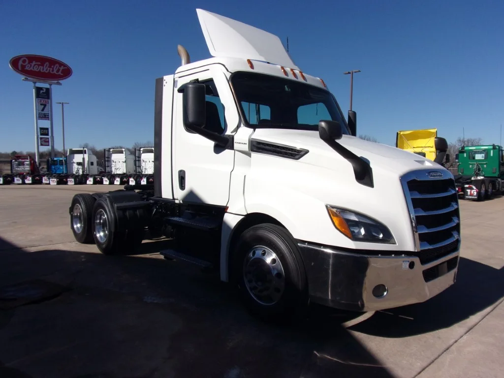2021 Freightliner Cascadia - image 3