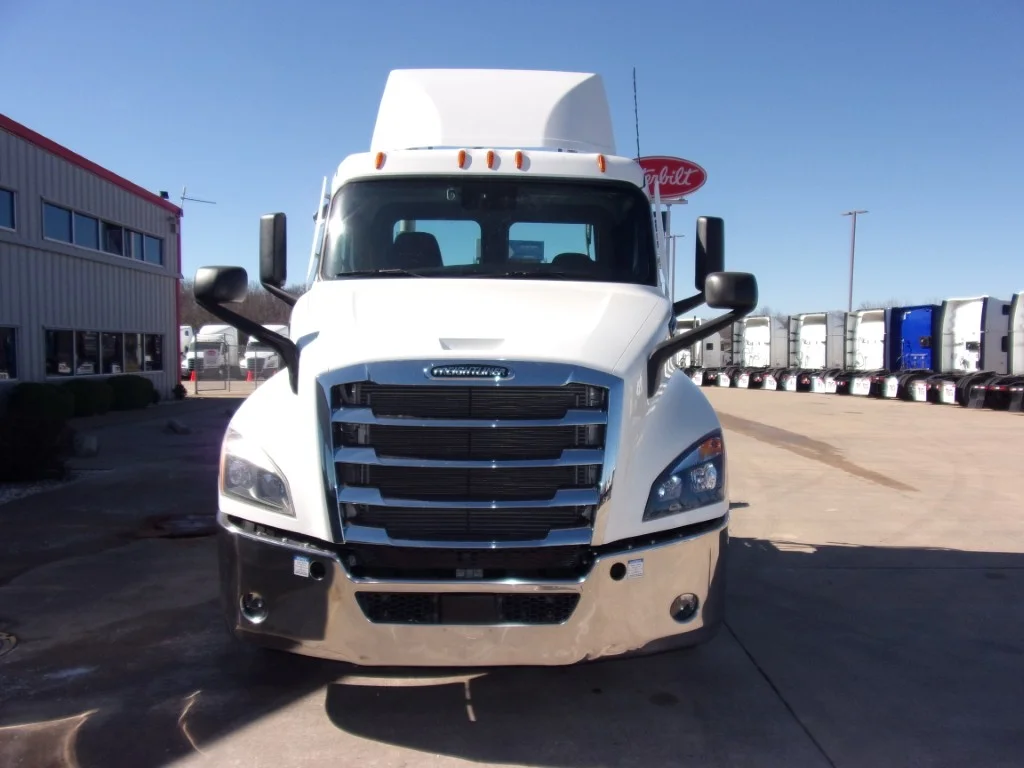 2021 Freightliner Cascadia - image 2