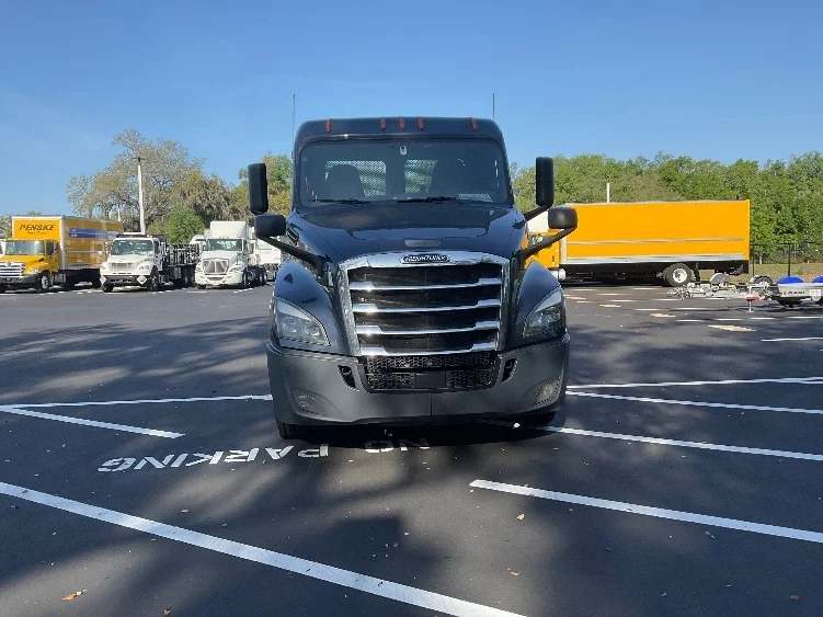 2019 Freightliner Cascadia in Tampa, FL — photo 2