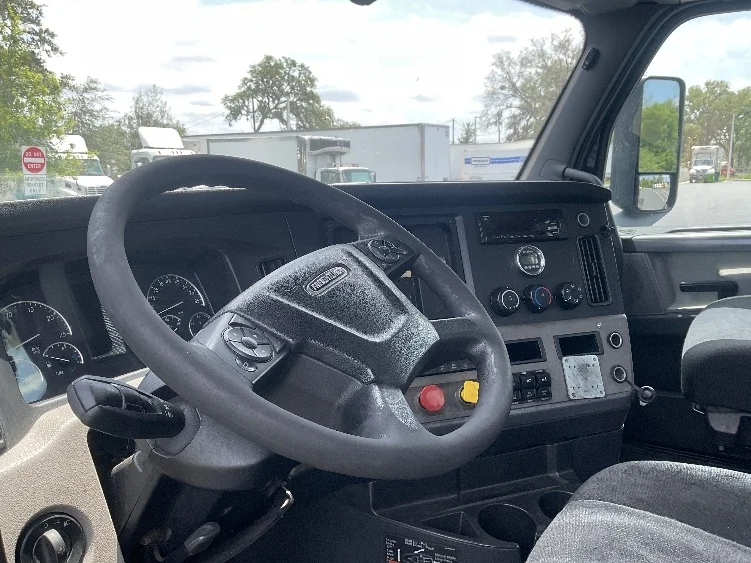 2019 Freightliner Cascadia in Tampa, FL — photo 10