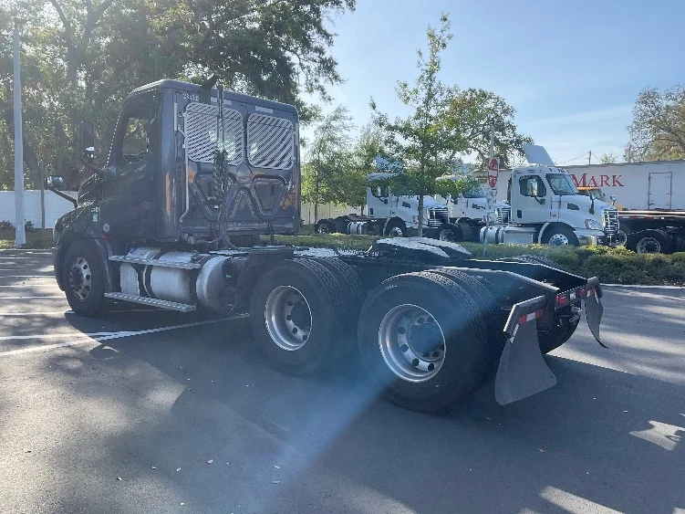 2019 Freightliner Cascadia in Tampa, FL — photo 5