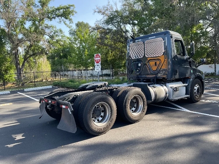 2019 Freightliner Cascadia in Tampa, FL — photo 7