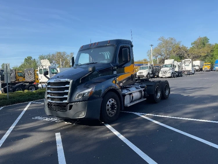 2019 Freightliner Cascadia in Tampa, FL — photo 3