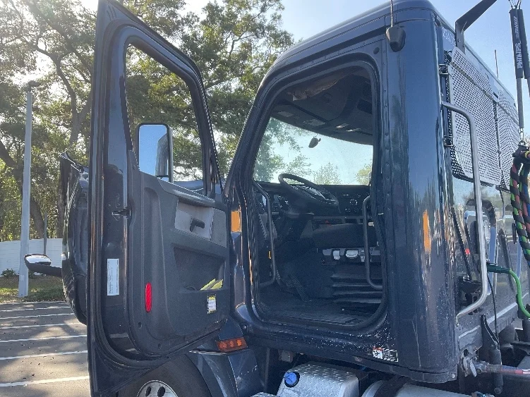 2019 Freightliner Cascadia in Tampa, FL — photo 9