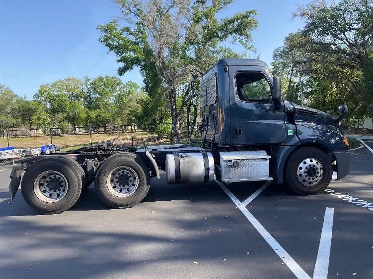 2019 Freightliner Cascadia in Tampa, FL — photo 8