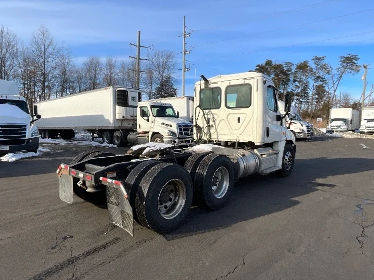 2019 Freightliner Cascadia in Manassas, VA — photo 7