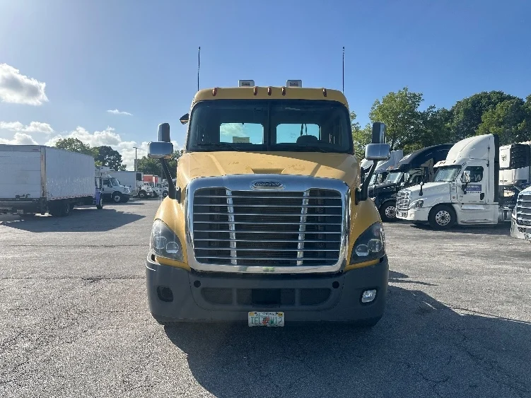 2018 Freightliner Cascadia in Medley, FL — photo 2