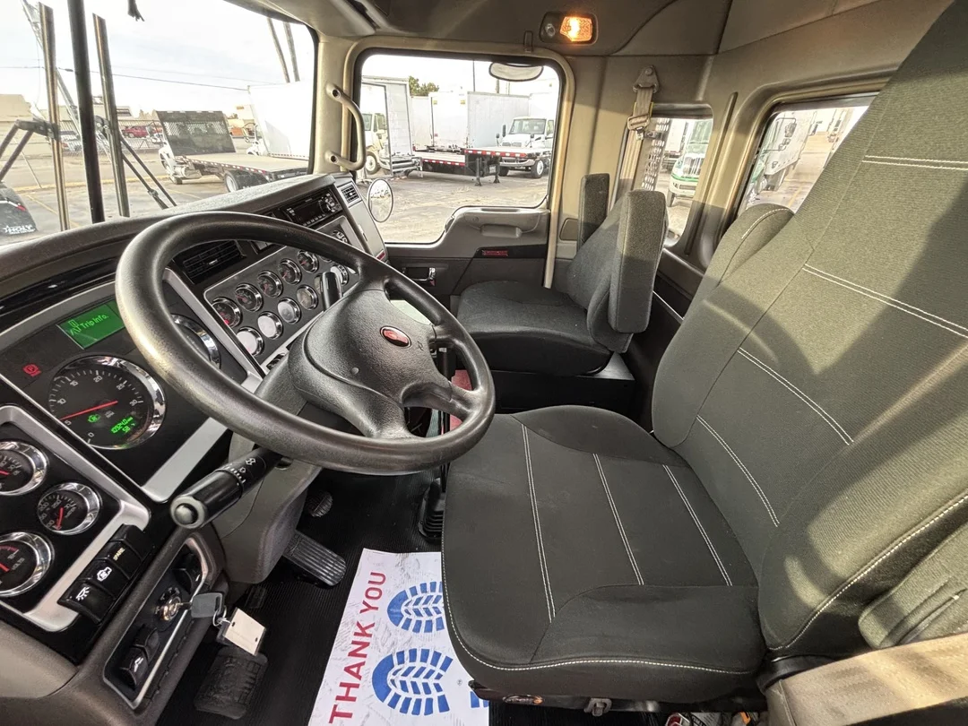 2019 Kenworth T800 - image 1
