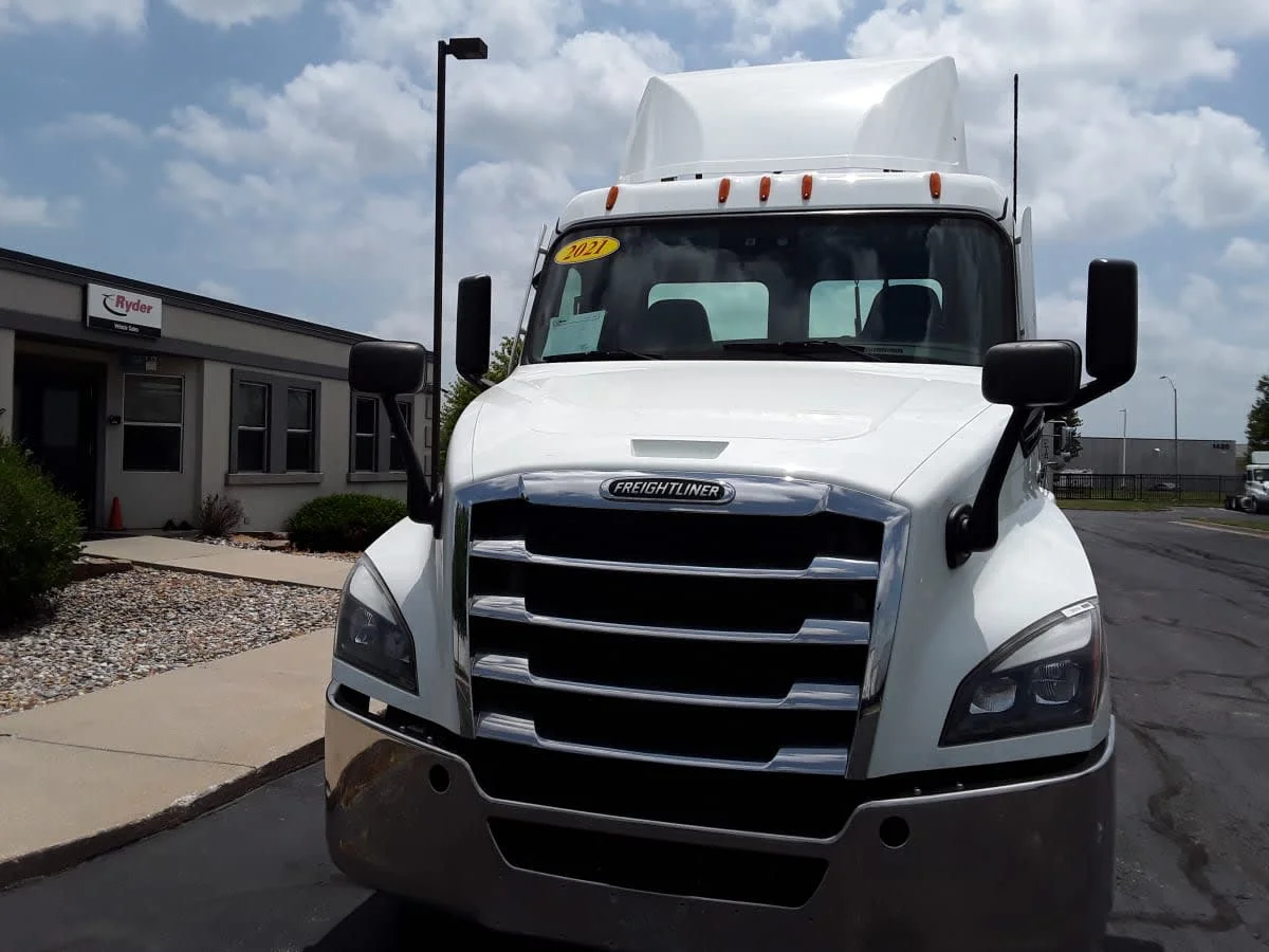 2021 Freightliner Cascadia in Altoona, IA — photo 2