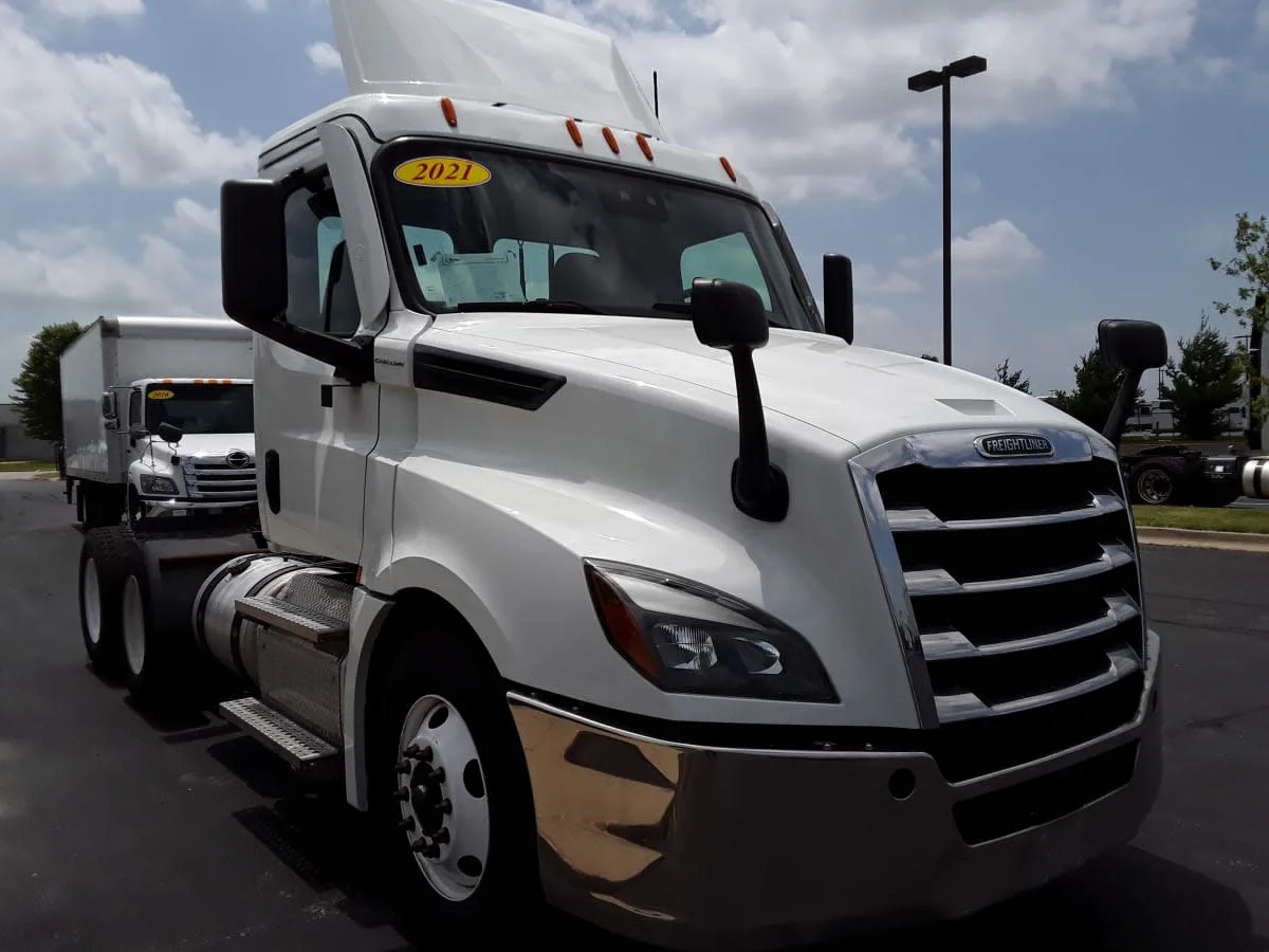 2021 Freightliner Cascadia in Altoona, IA — photo 3
