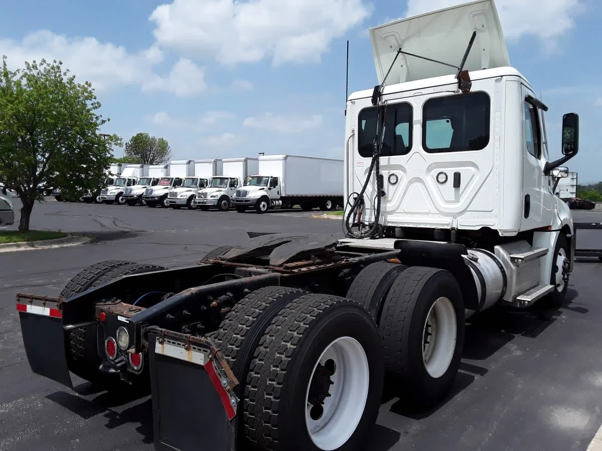 2021 Freightliner Cascadia in Altoona, IA — photo 4