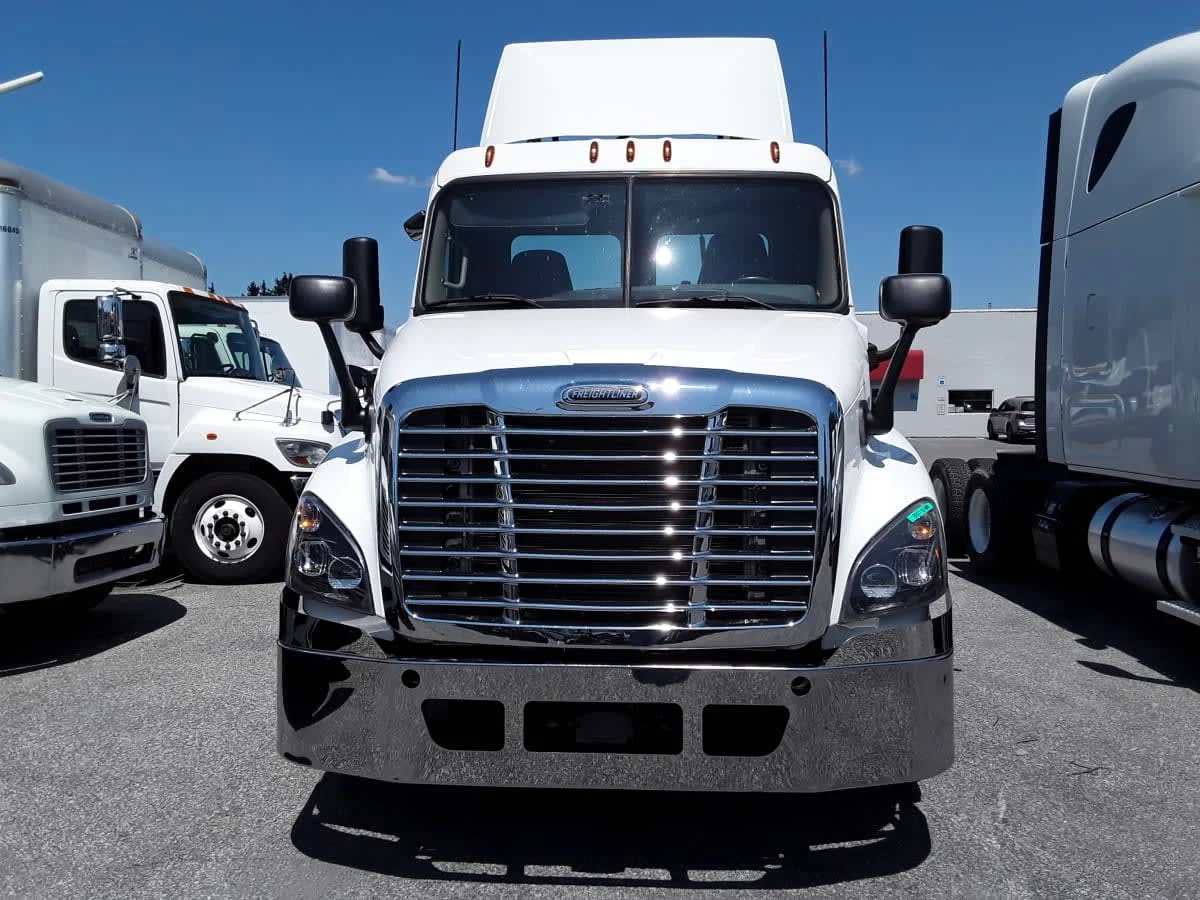 2018 Freightliner Cascadia - image 2