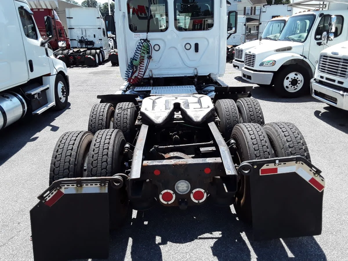 2018 Freightliner Cascadia - image 11