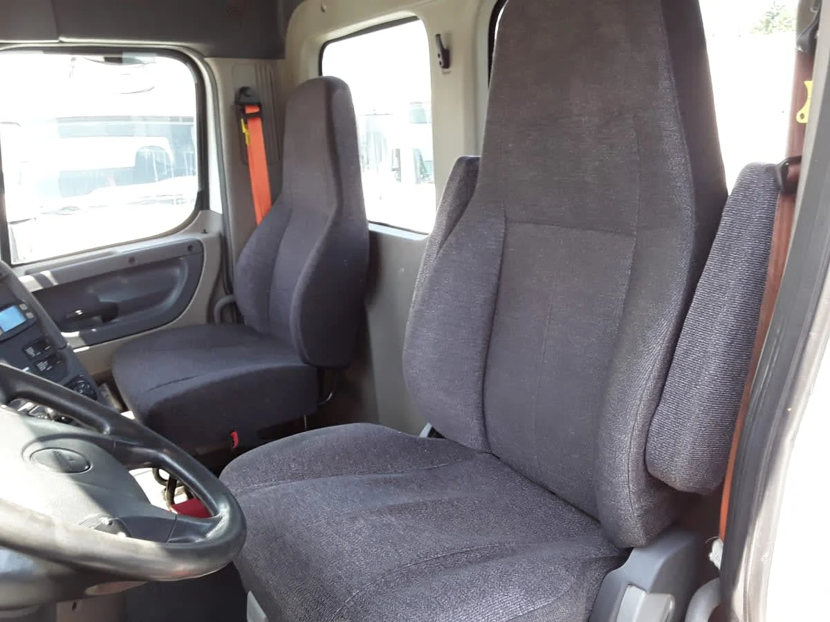 2018 Freightliner Cascadia - image 10