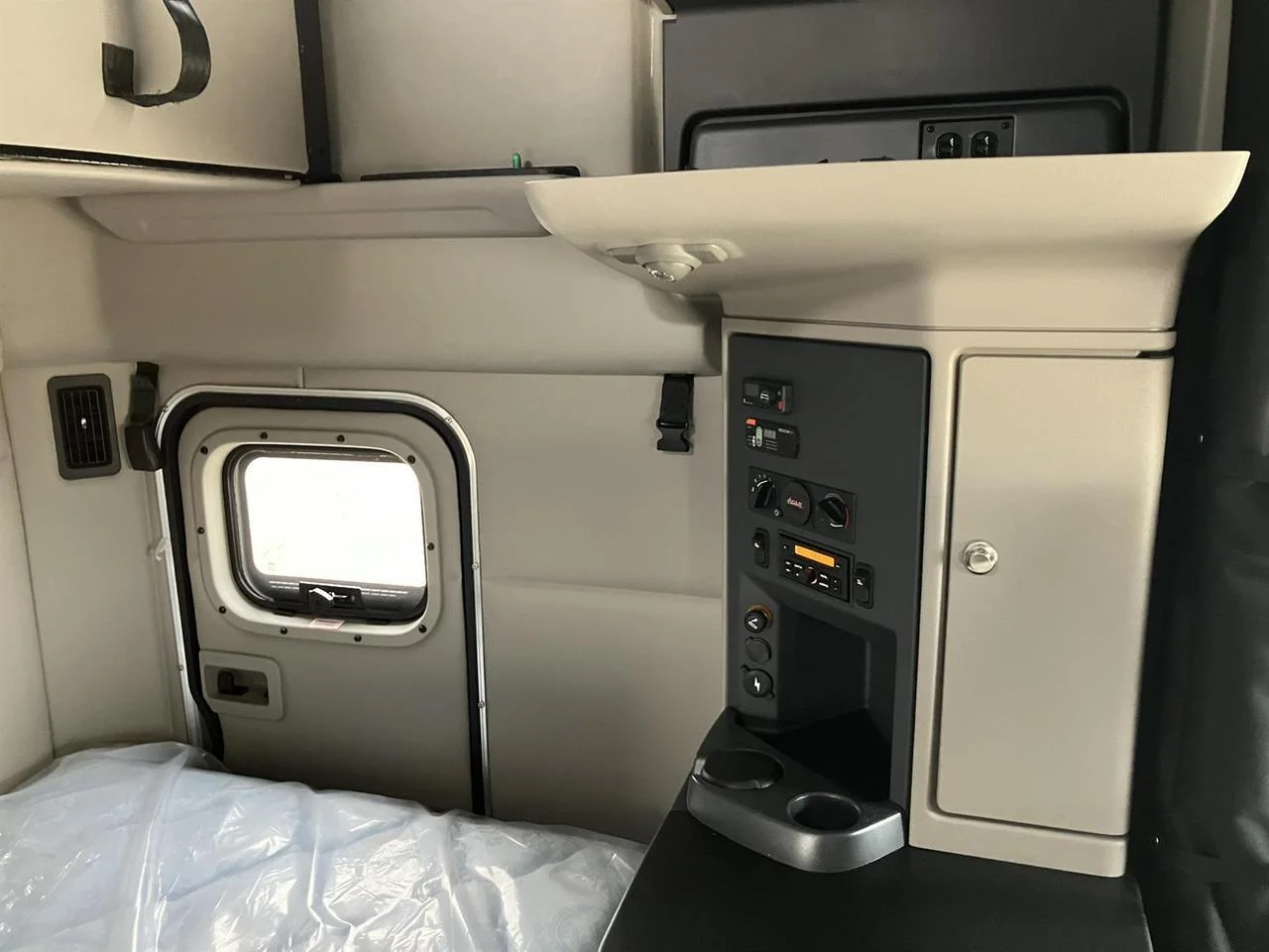 2027 Peterbilt 579 - image 5