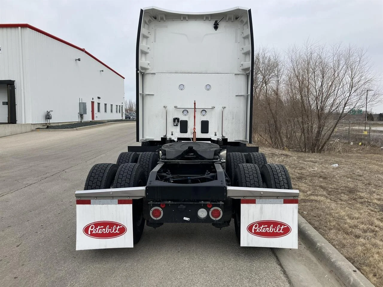 2027 Peterbilt 579 - image 2