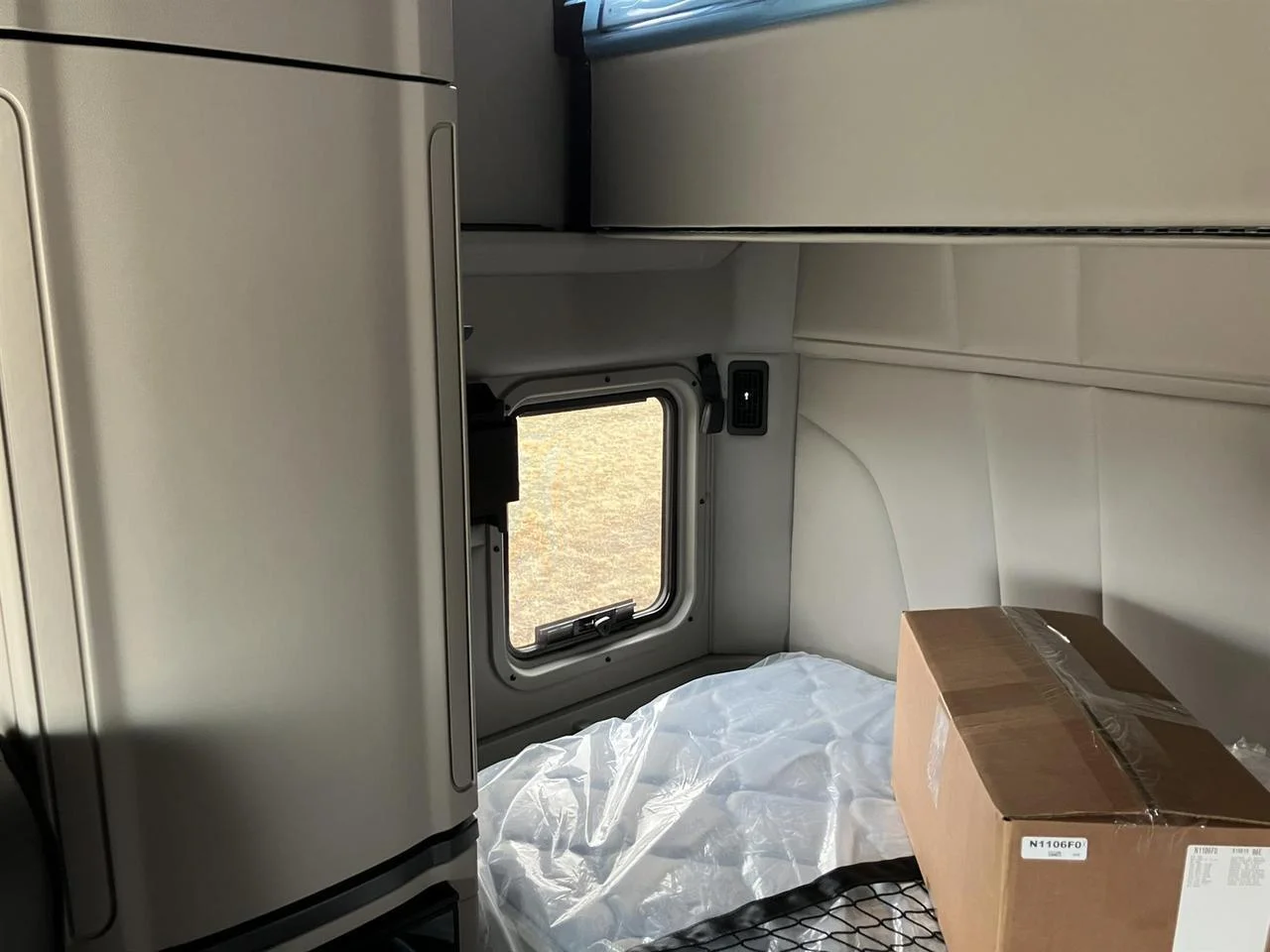 2027 Peterbilt 579 - image 4