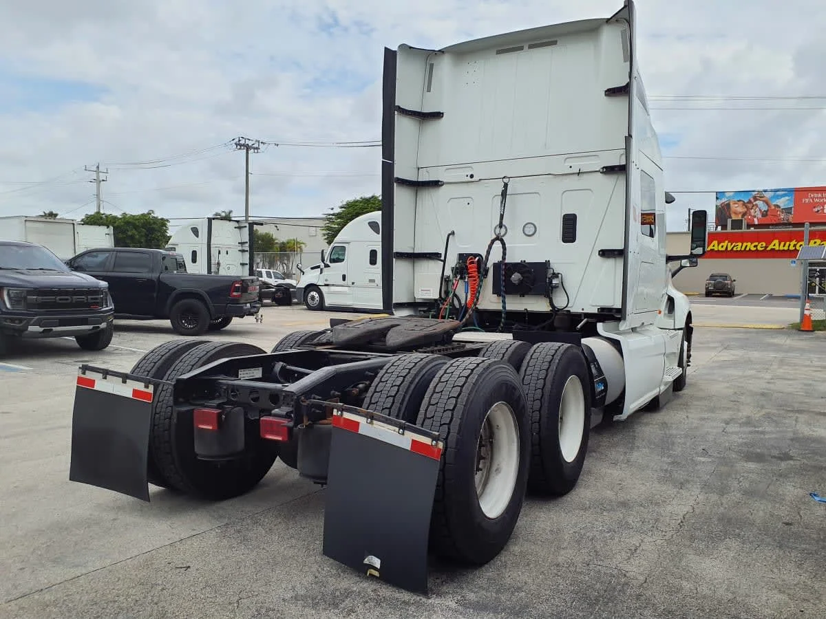 2023 International LT in Miami, FL — photo 4