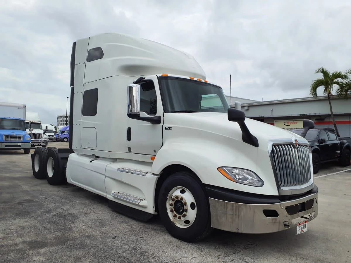 2023 International LT in Miami, FL — photo 3