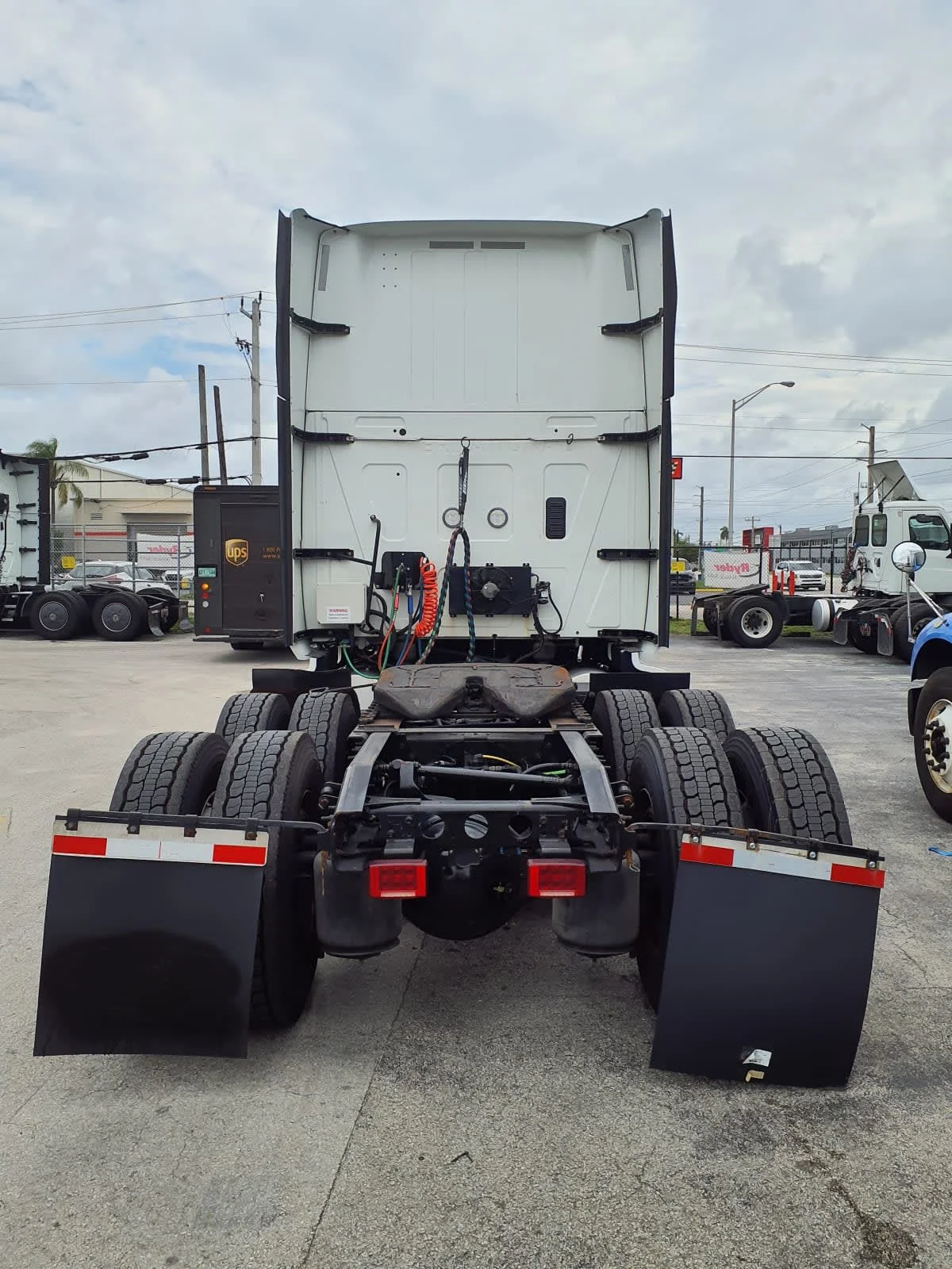 2023 International LT in Miami, FL — photo 5
