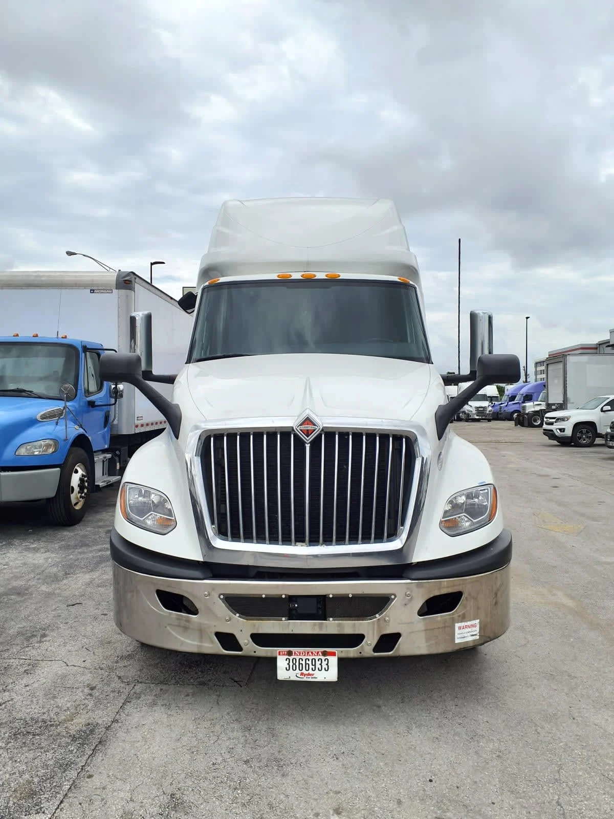 2023 International LT in Miami, FL — photo 2