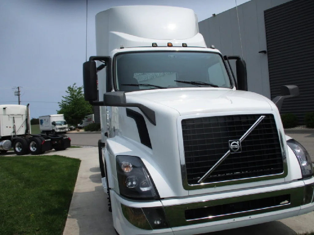 2018 Volvo VNL 300 in Hagerstown, MD — photo 3
