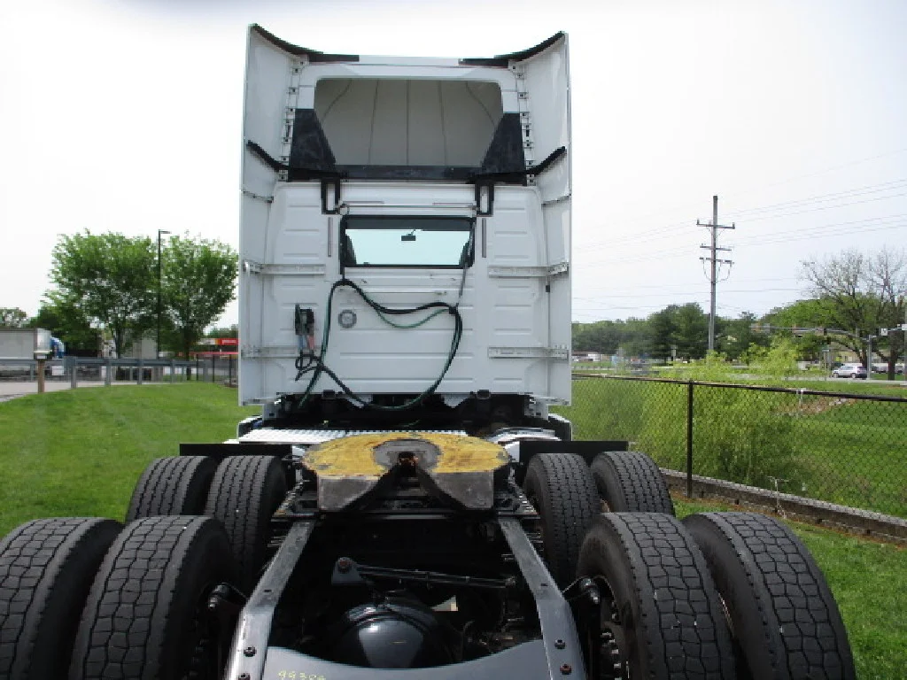 2018 Volvo VNL 300 in Hagerstown, MD — photo 4