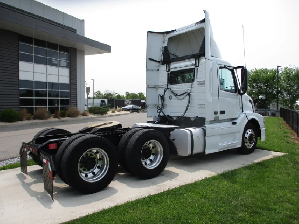 2018 Volvo VNL 300 in Hagerstown, MD — photo 5