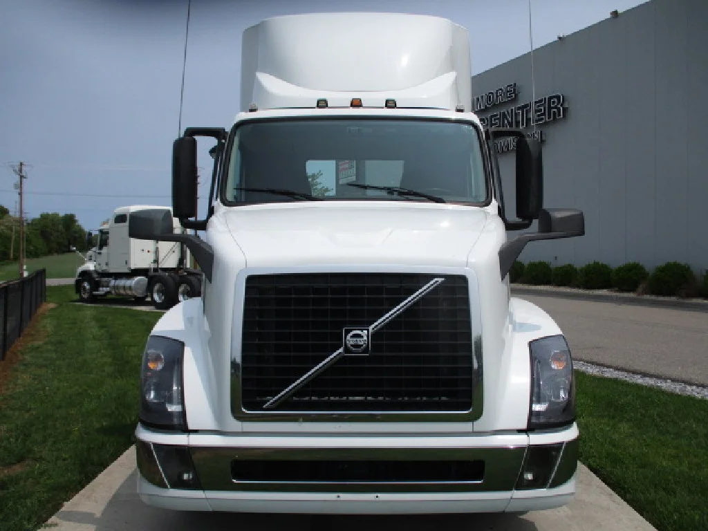 2018 Volvo VNL 300 in Hagerstown, MD — photo 2