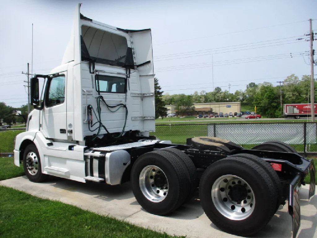 2018 Volvo VNL 300 in Hagerstown, MD — photo 6