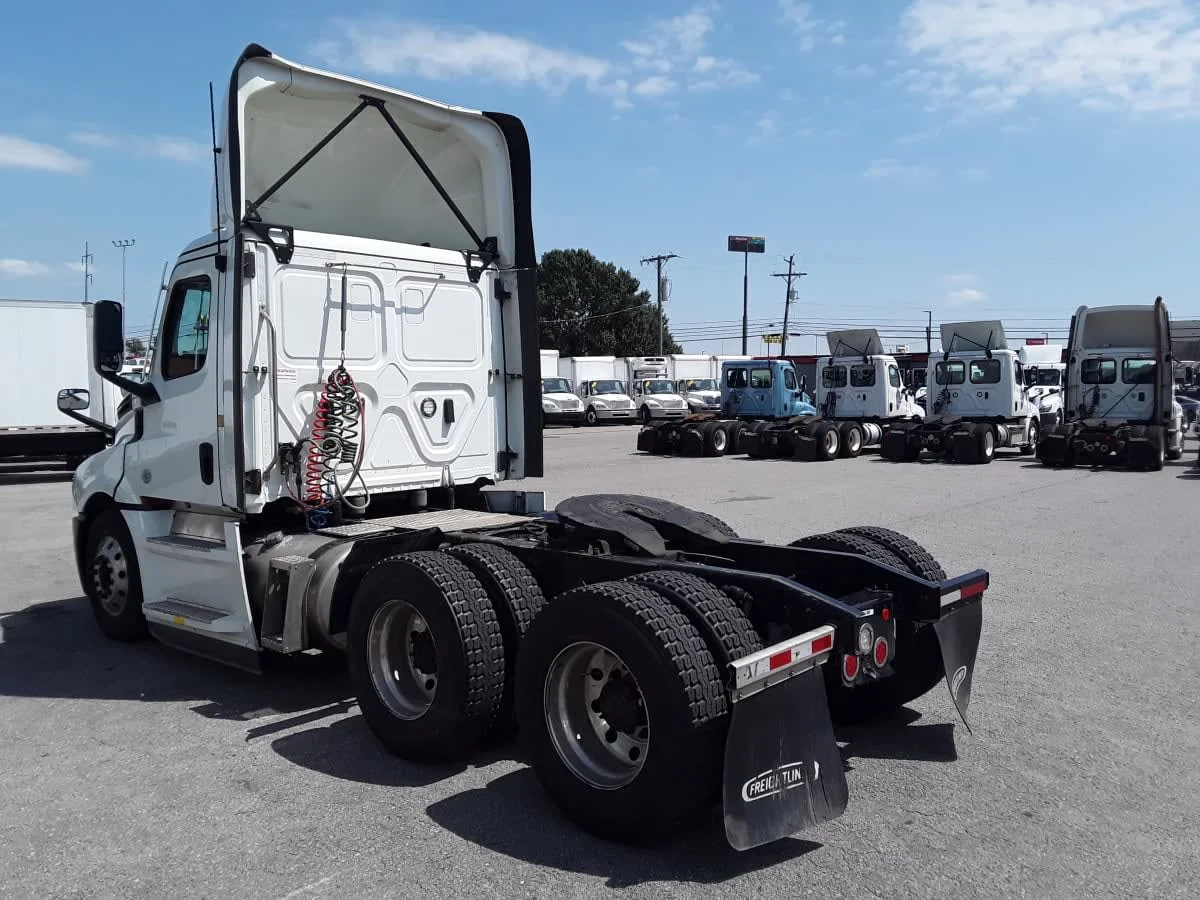 2022 Freightliner Cascadia in La Vergne, TN — photo 6