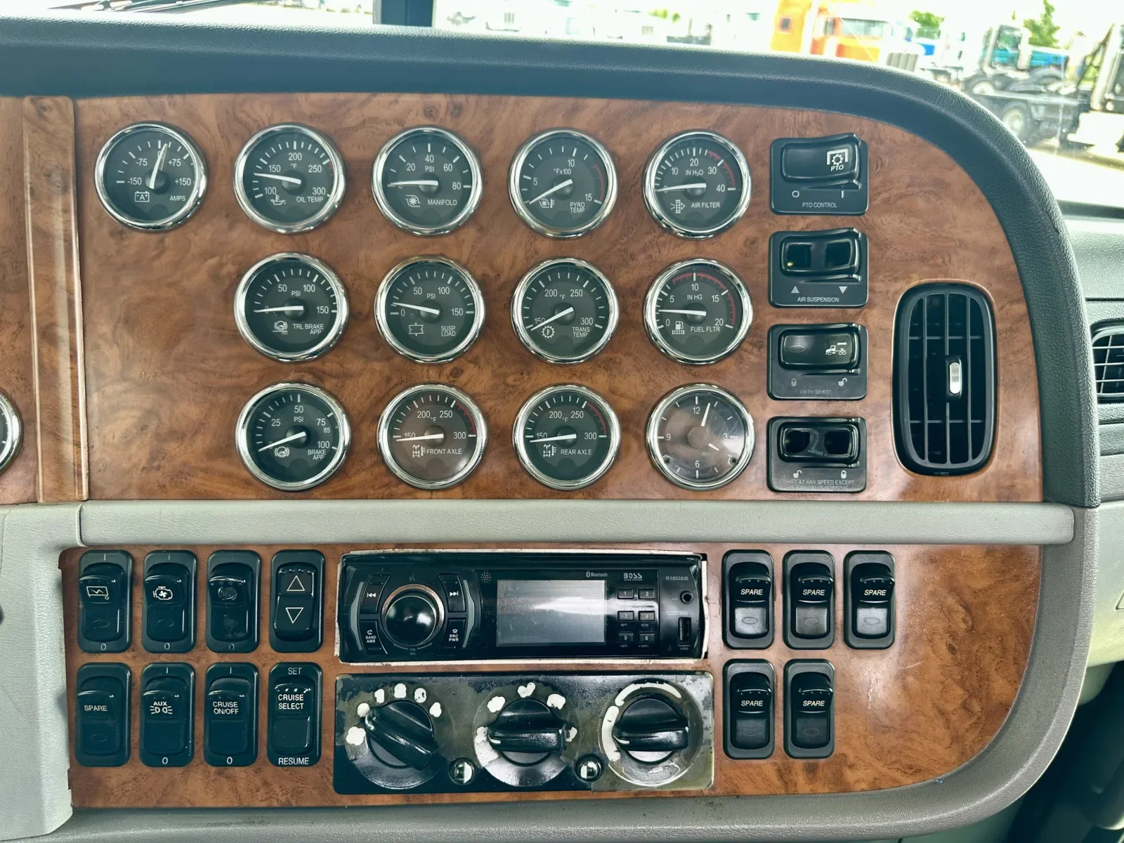 2006 Peterbilt 379 in Hutchins, TX — photo 18