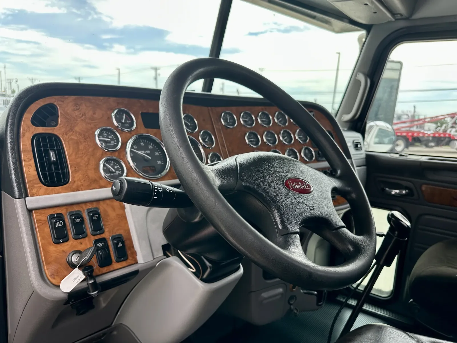2006 Peterbilt 379 in Hutchins, TX — photo 15