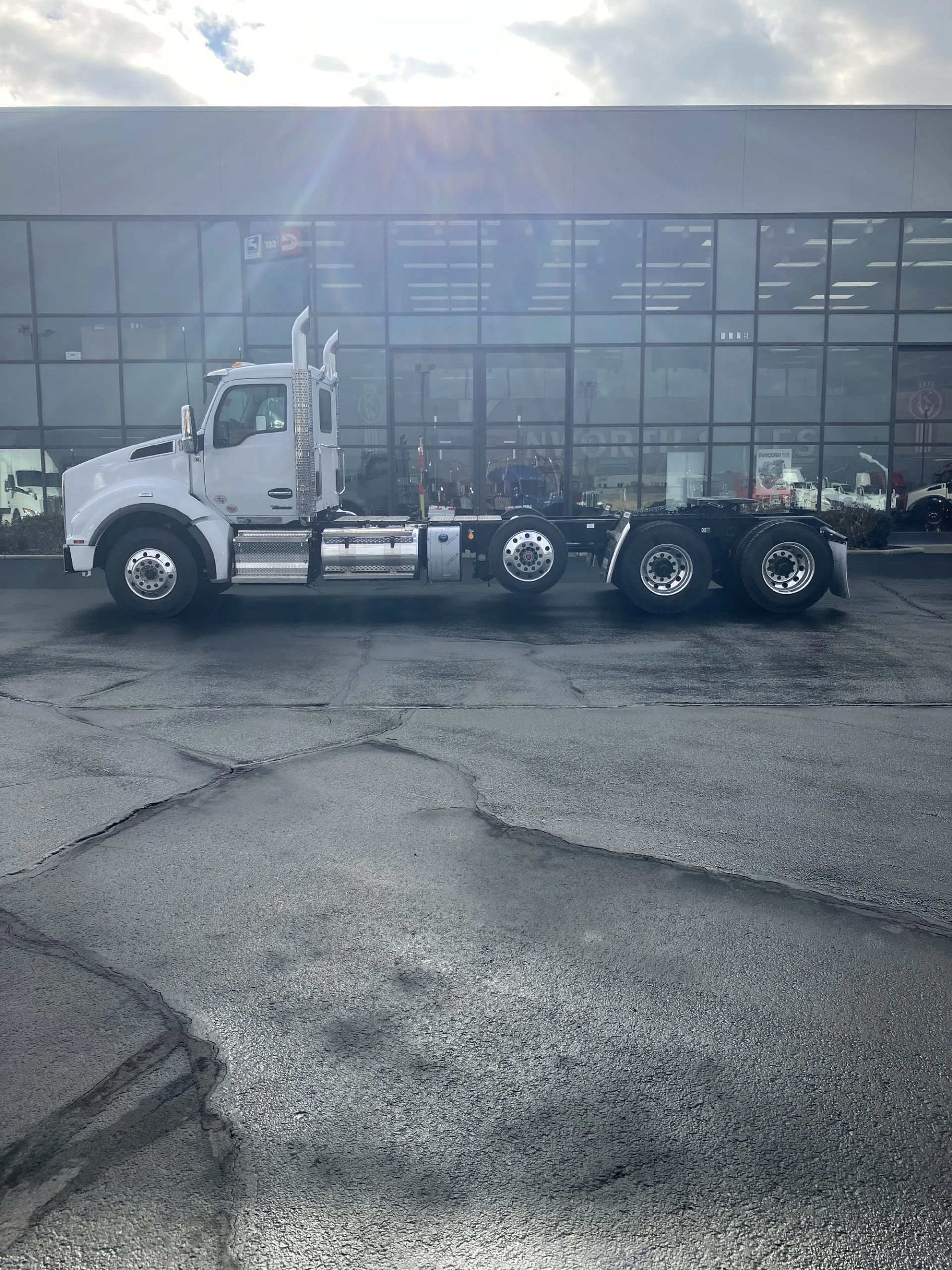 2025 Kenworth T880 - image 6